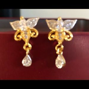 Earrings in diamond and gold polish.